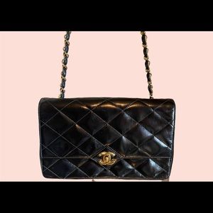 Chanel Vintage Diamond
Tip Single Chain Classic Flap